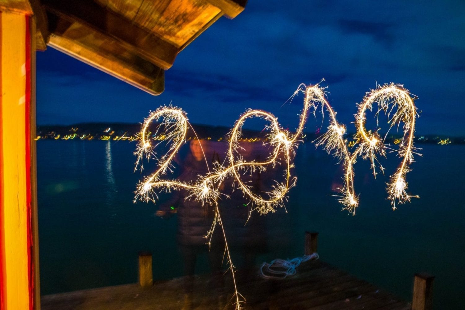 2019 in the style of sparklers